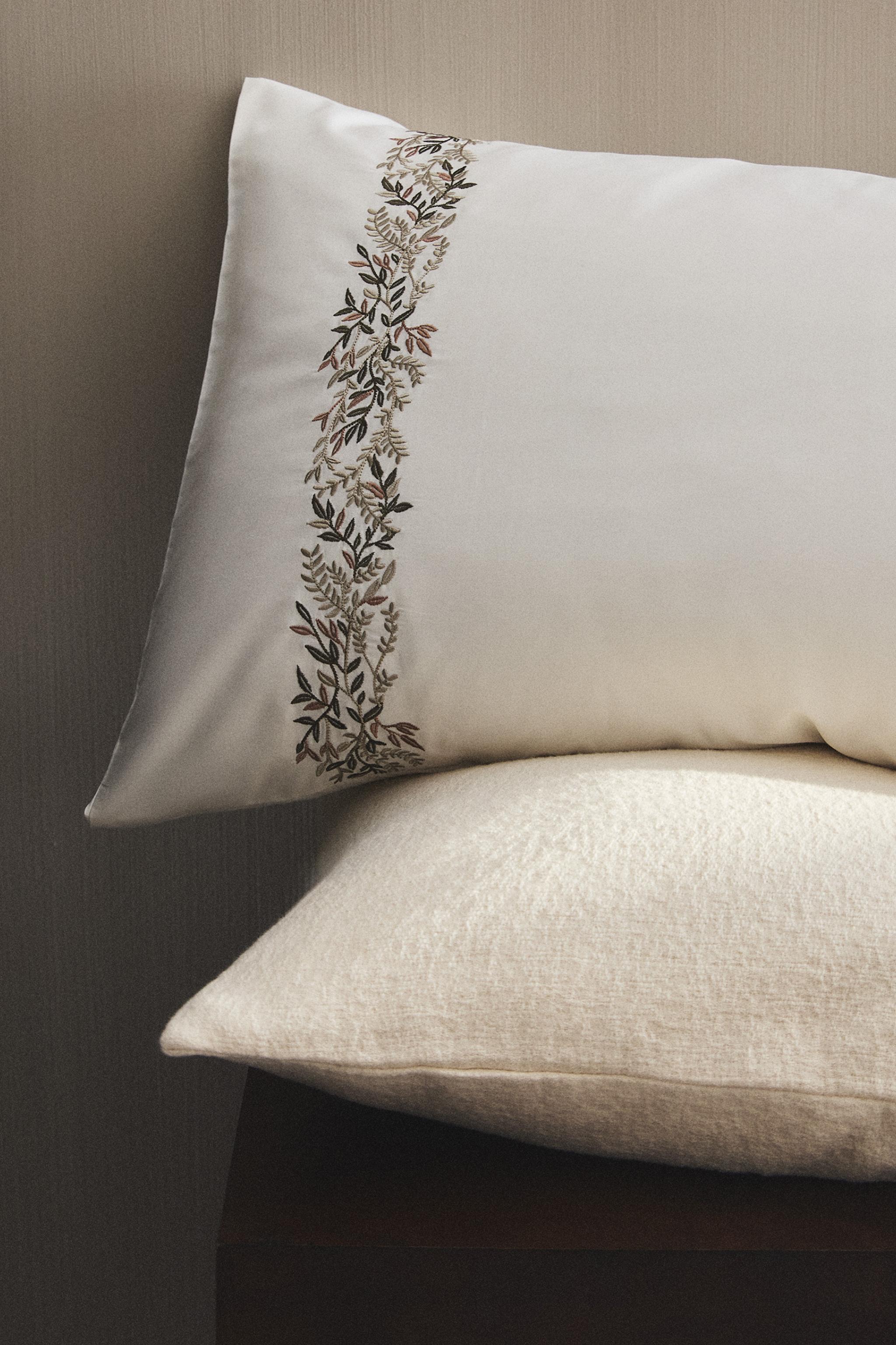 TAIE D’OREILLER SATIN BRODERIE FEUILLES